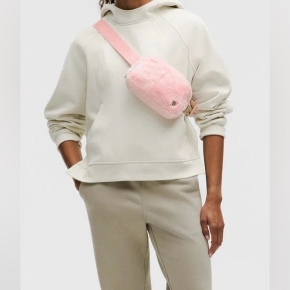 Lululemon NWT Everywhere Belt Bag Plush Fleece Strawberry Milkshake Pink 1L - Picture 5 of 11